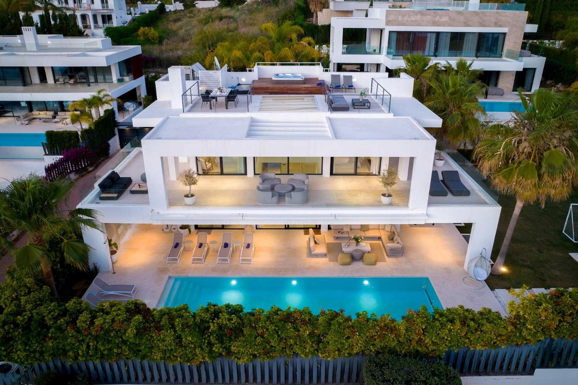 Jomo Villa *
